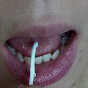 【唇・口・歯フェチ】『歯間ブラシ』の超アップ