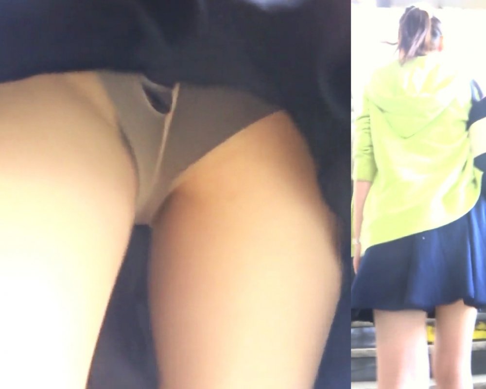 パンチラ 女子大生 穴あきパンストから覗く黒パンツ パンチラ 女子大生 穴あきパンストから覗く黒パンツ