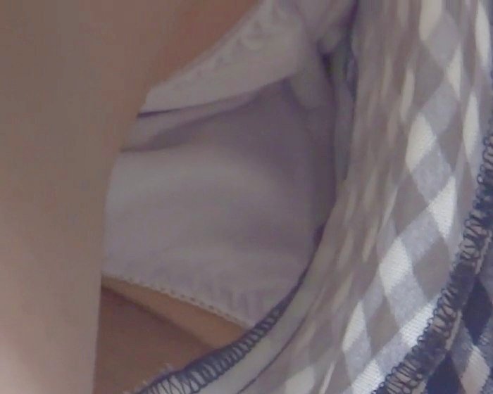 パンチラ盗撮 女子大生 短パンの股間を狙って強引に白パンツ撮影 パンチラ盗撮 女子大生 短パンの股間を狙って強引に白パンツ撮影