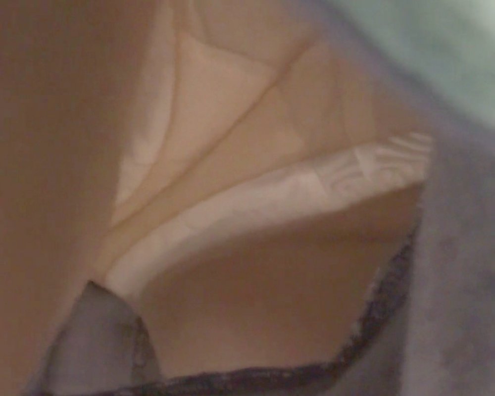 パンチラ盗撮 女子大生 白パンツがキュロットスカートから丸見え パンチラ盗撮 女子大生 白パンツがキュロットスカートから丸見え